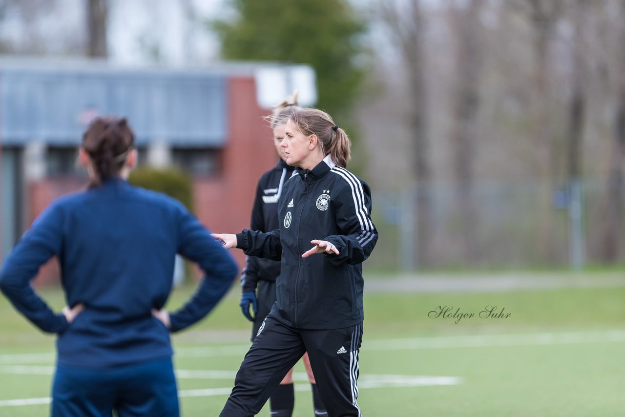 Bild 200 - Co-Trainerin der Frauen Nationalmannschaft Britta Carlson in Wahlstedt